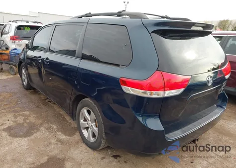 2012 Toyota Sienna Le V6 8 Passenger z USA, uszkodzony, nr VIN 5TDKK3DC9CS221008